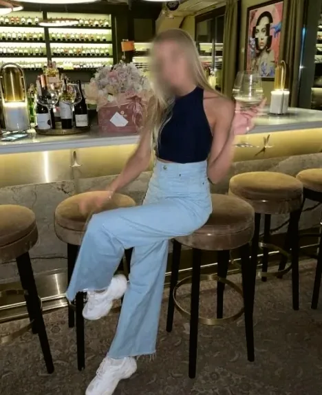 Caroline, 34