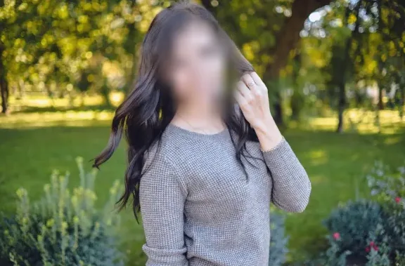 Ella, 32